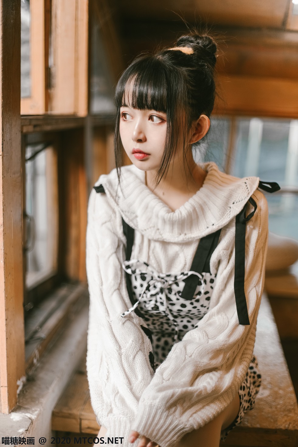 [喵糖映画]Vol.175_齐刘海美少女性感吊带裙配白色腿袜秀美腿迷人写真21P