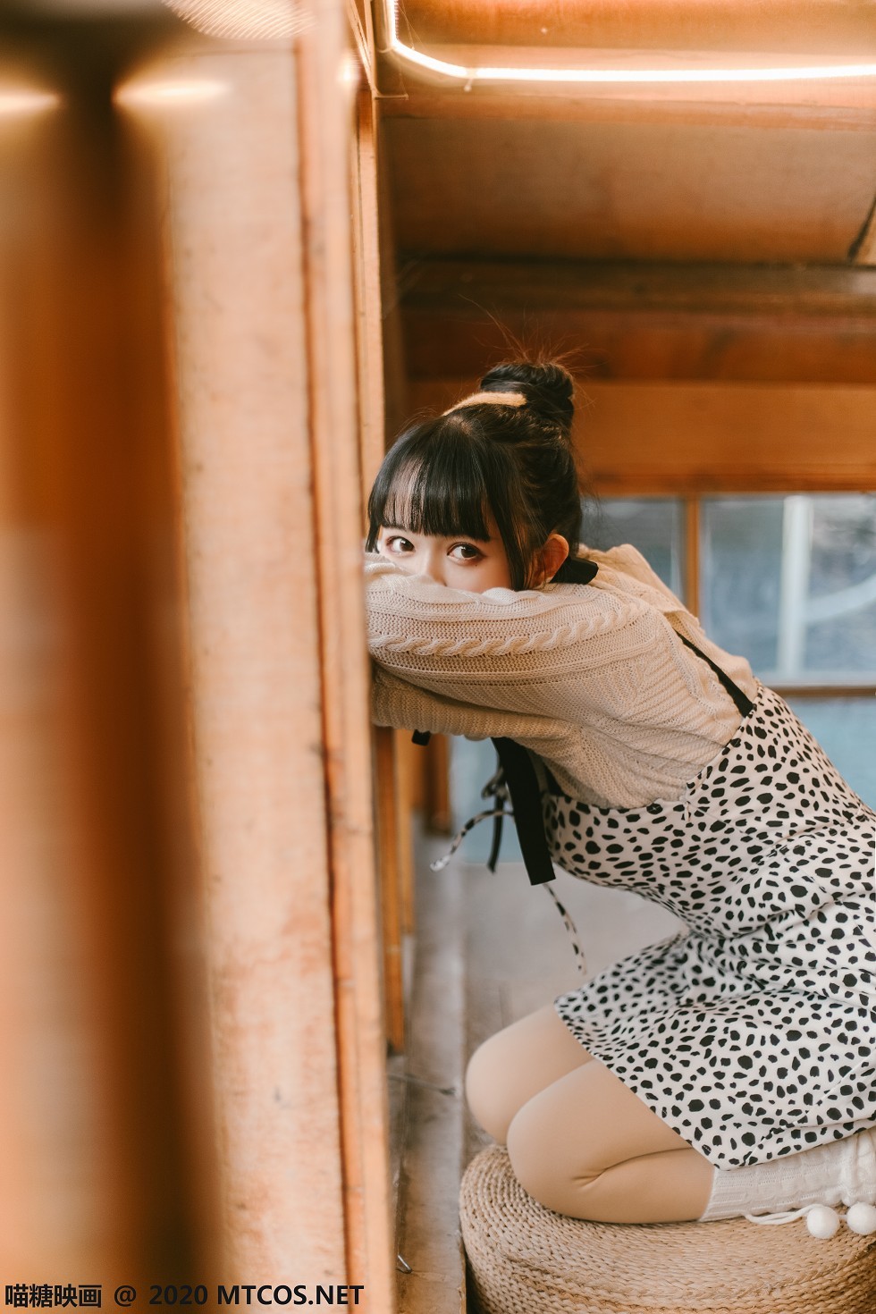[喵糖映画]Vol.175_齐刘海美少女性感吊带裙配白色腿袜秀美腿迷人写真21P