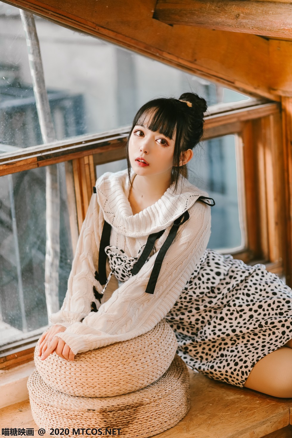 [喵糖映画]Vol.175_齐刘海美少女性感吊带裙配白色腿袜秀美腿迷人写真21P