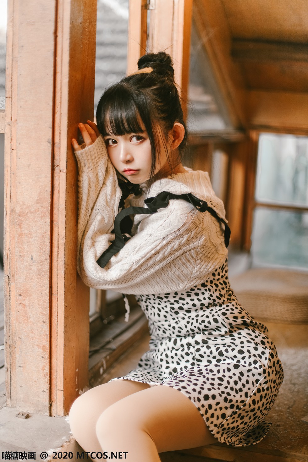 [喵糖映画]Vol.175_齐刘海美少女性感吊带裙配白色腿袜秀美腿迷人写真21P