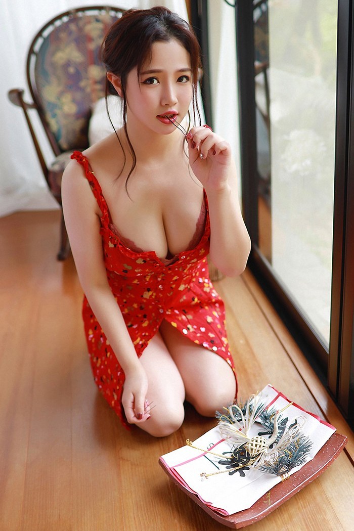 迷人少妇徐cake牛奶洒在巨乳上太诱人(图1)