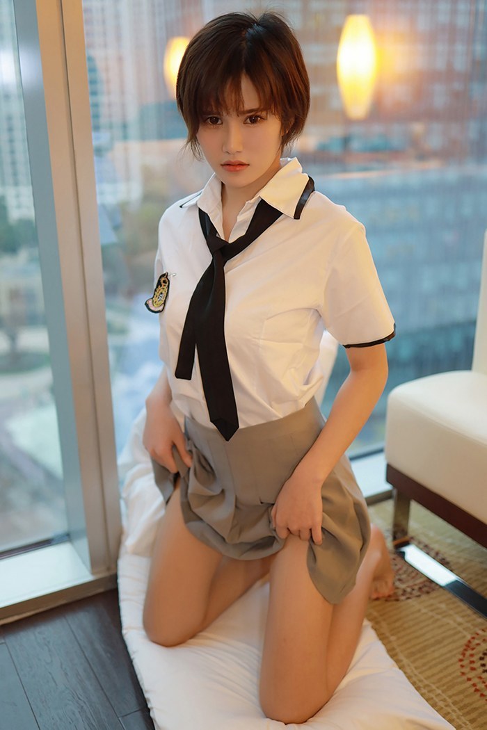 短发女郎小姿学生装如玉胴体分外诱人(图11)