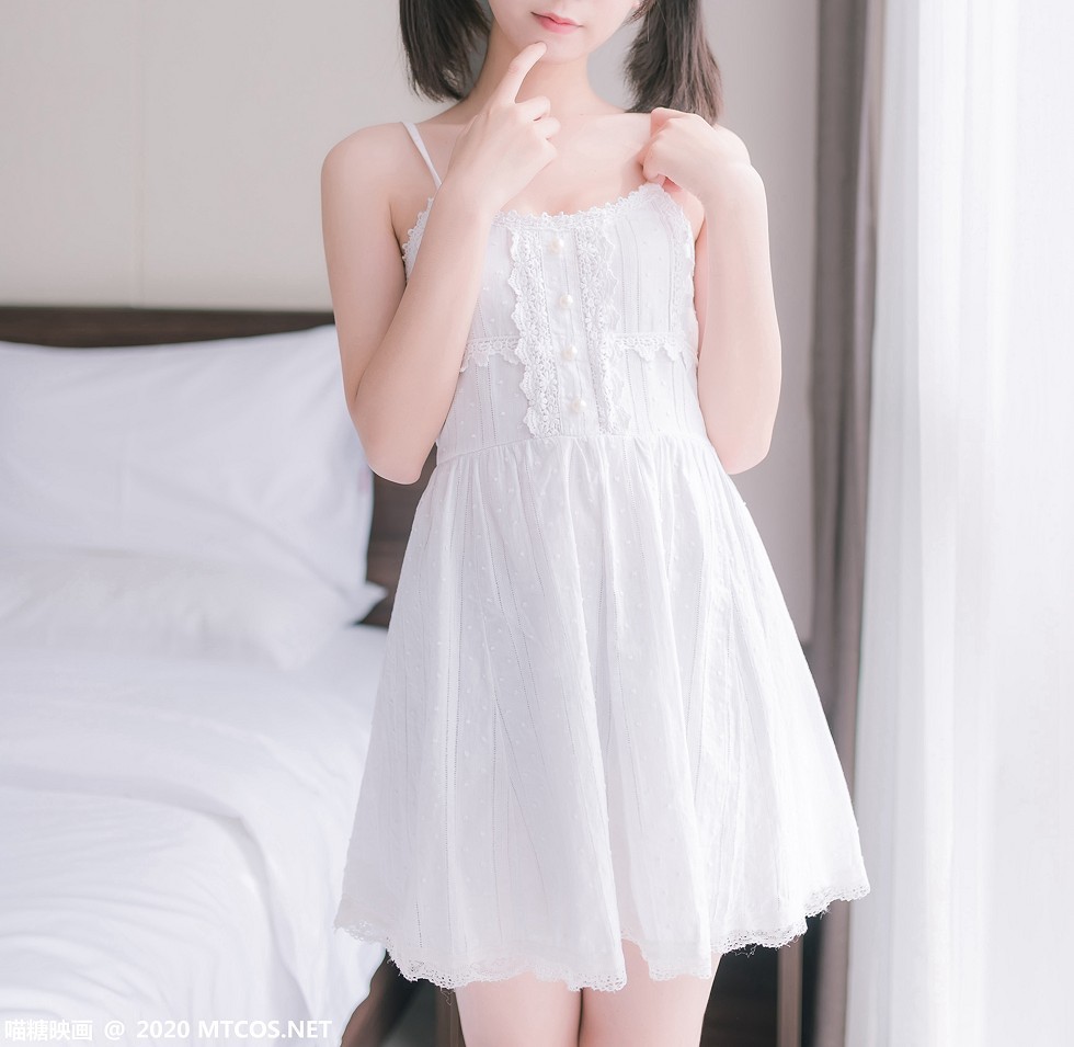[喵糖映画]Vol.177_白色吊带裙美少女居家沙发上秀白嫩美腿靓丽迷人写真47P