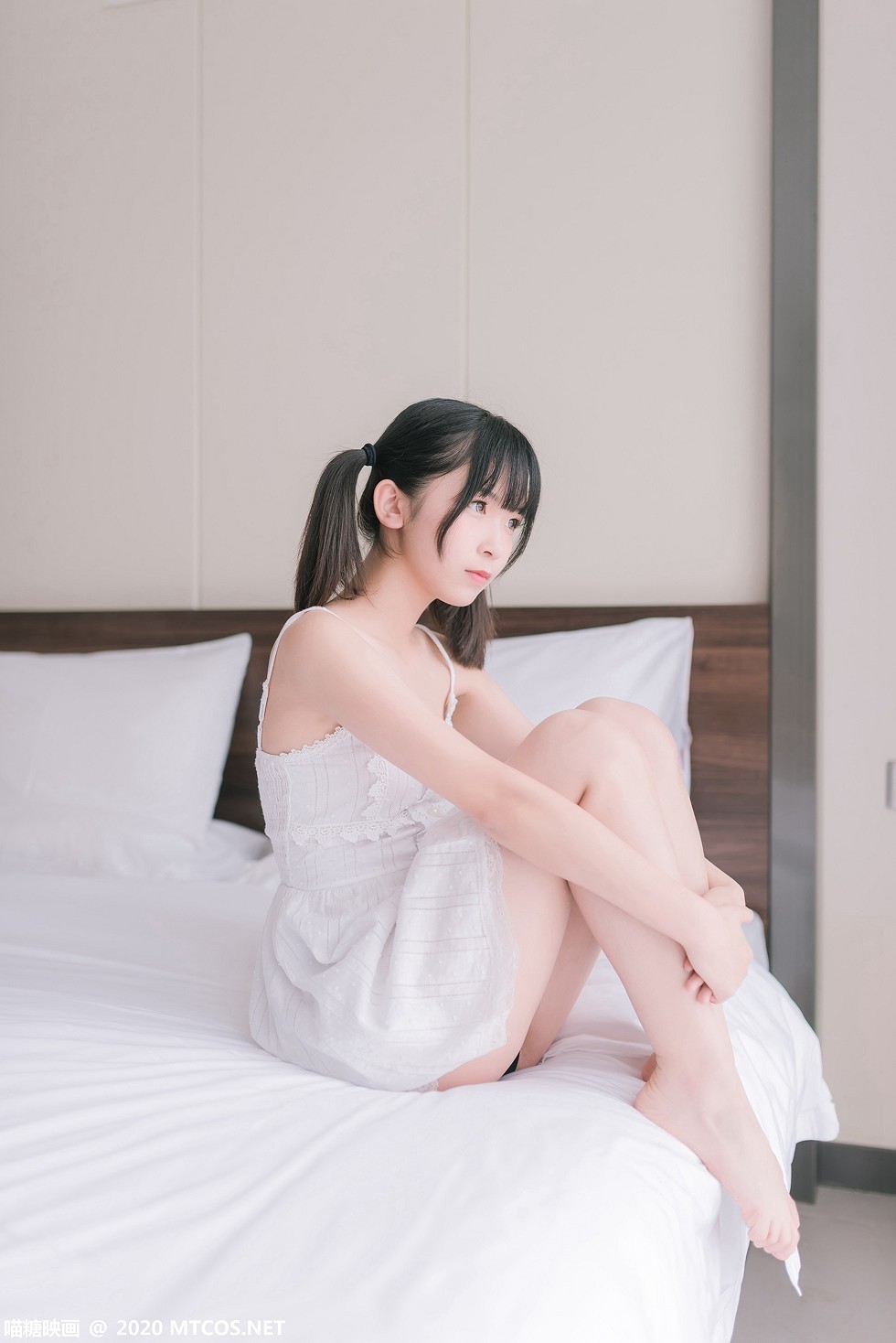 [喵糖映画]Vol.177_白色吊带裙美少女居家沙发上秀白嫩美腿靓丽迷人写真47P