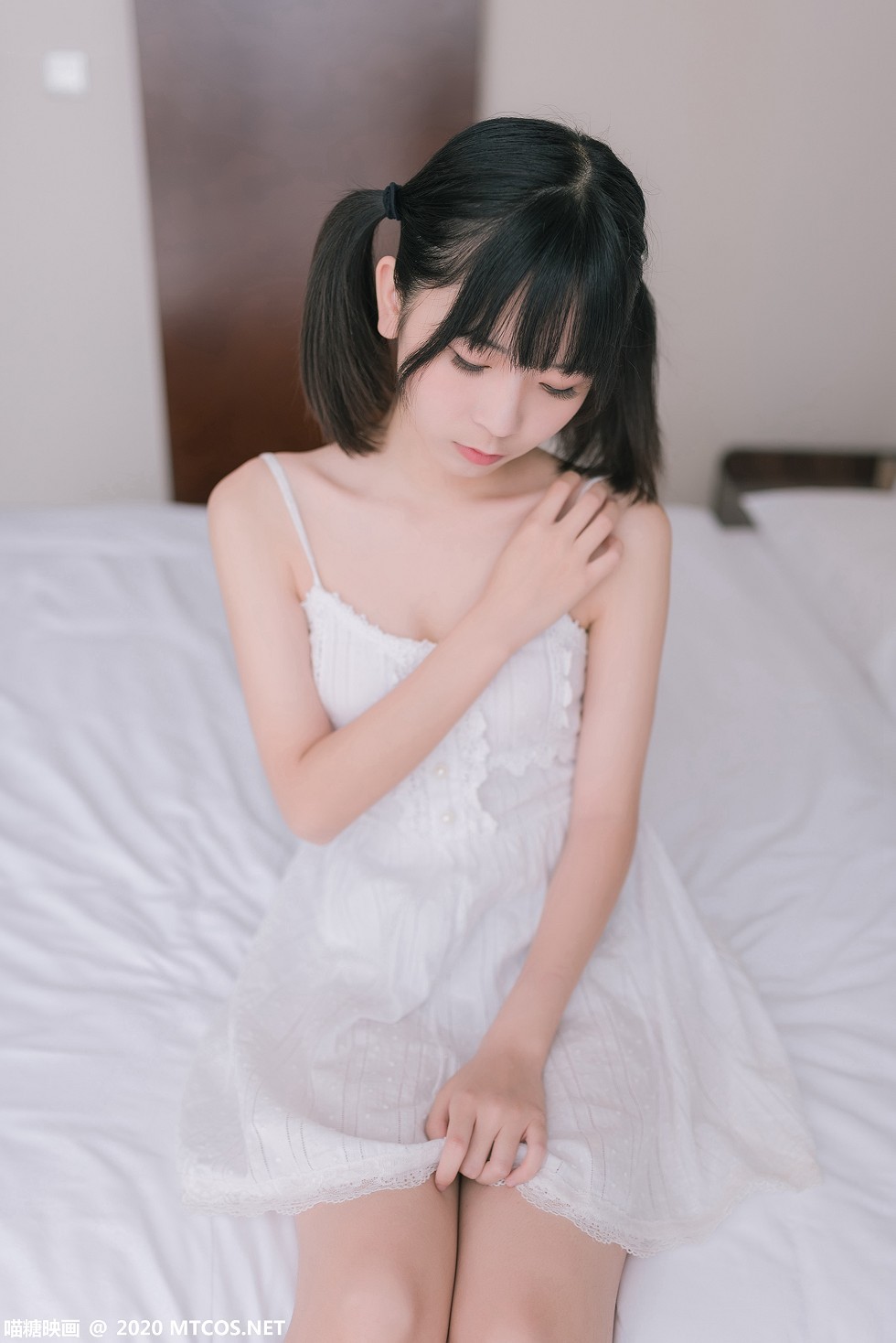 [喵糖映画]Vol.177_白色吊带裙美少女居家沙发上秀白嫩美腿靓丽迷人写真47P