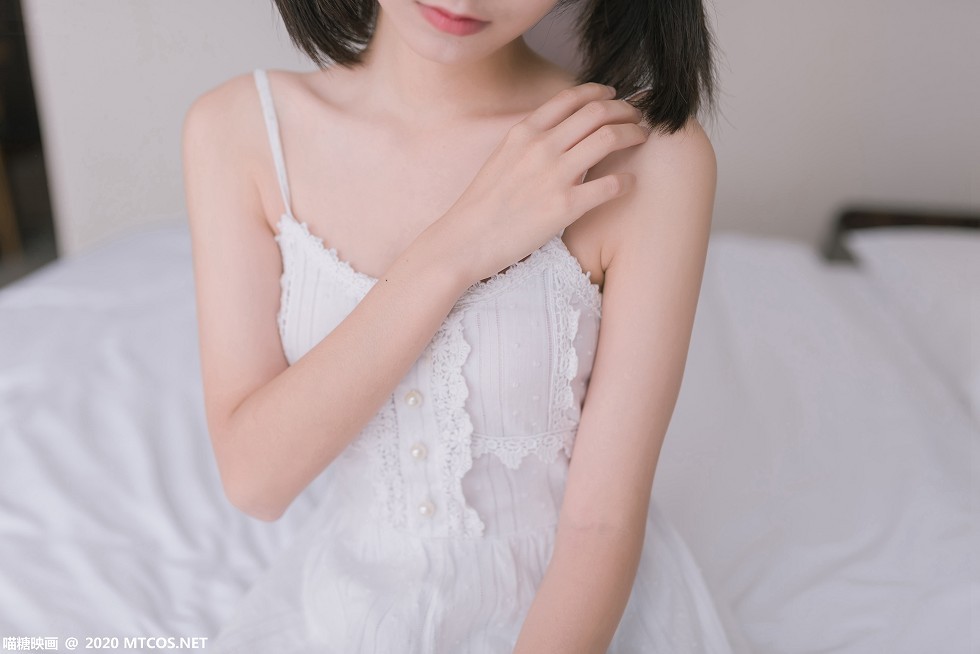 [喵糖映画]Vol.177_白色吊带裙美少女居家沙发上秀白嫩美腿靓丽迷人写真47P