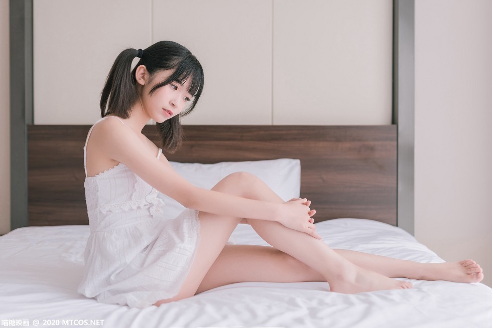 [喵糖映画]Vol.177_白色吊带裙美少女居家沙发上秀白嫩美腿靓丽迷人写真47P