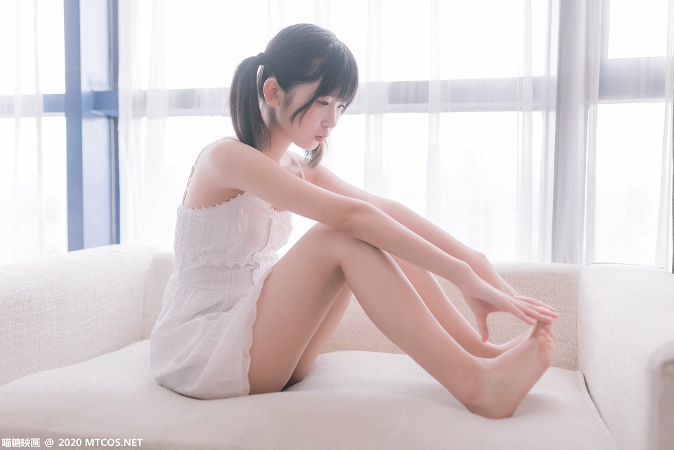 [喵糖映画]Vol.177_白色吊带裙美少女居家沙发上秀白嫩美腿靓丽迷人写真47P