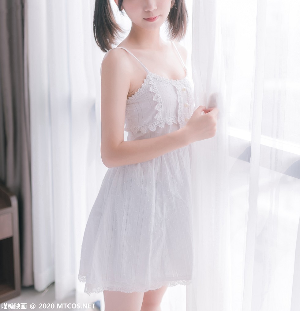 [喵糖映画]Vol.177_白色吊带裙美少女居家沙发上秀白嫩美腿靓丽迷人写真47P