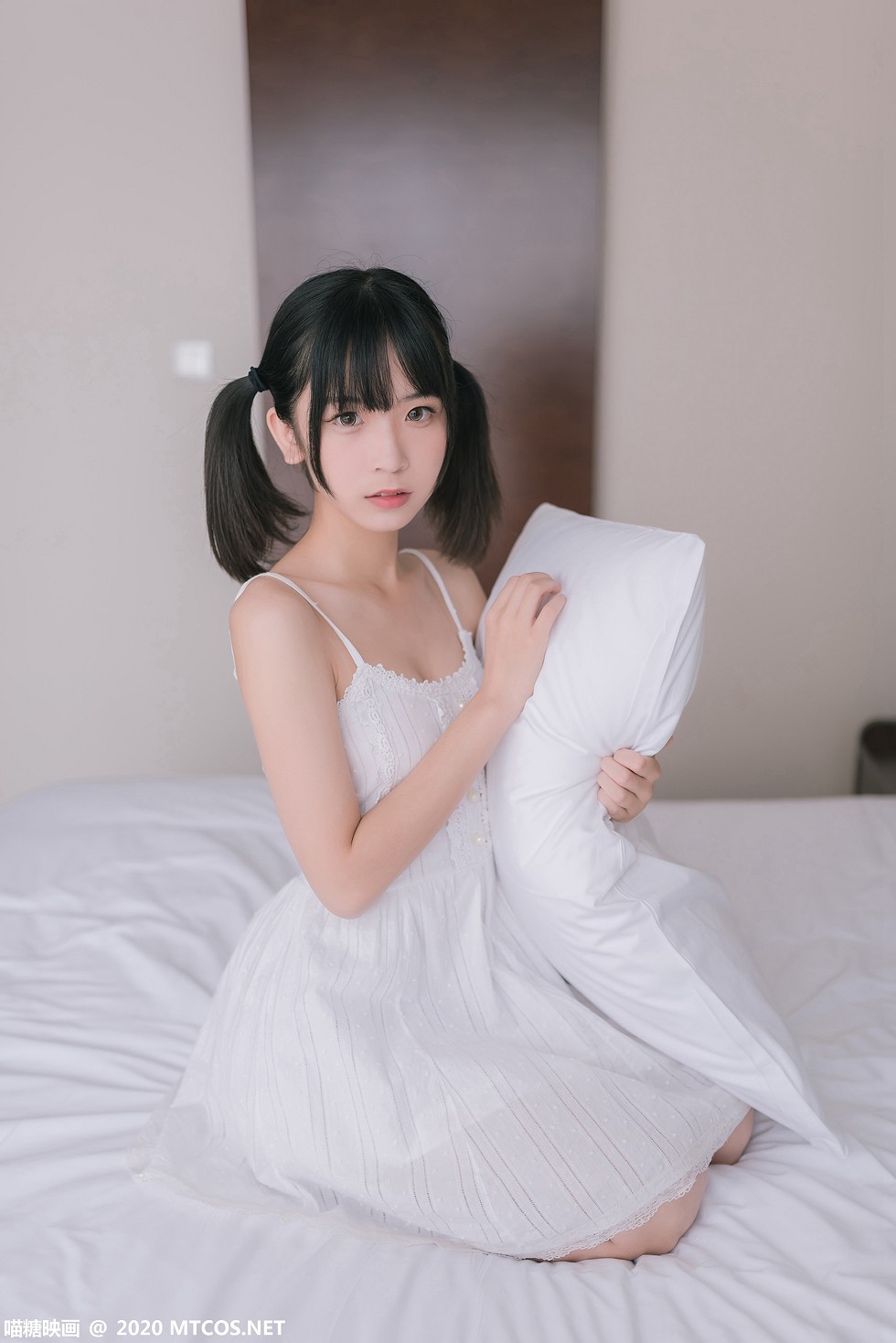 [喵糖映画]Vol.177_白色吊带裙美少女居家沙发上秀白嫩美腿靓丽迷人写真47P