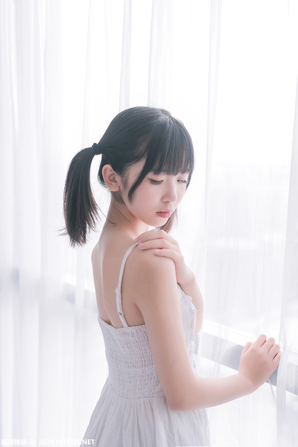 [喵糖映画]Vol.177_白色吊带裙美少女居家沙发上秀白嫩美腿靓丽迷人写真47P