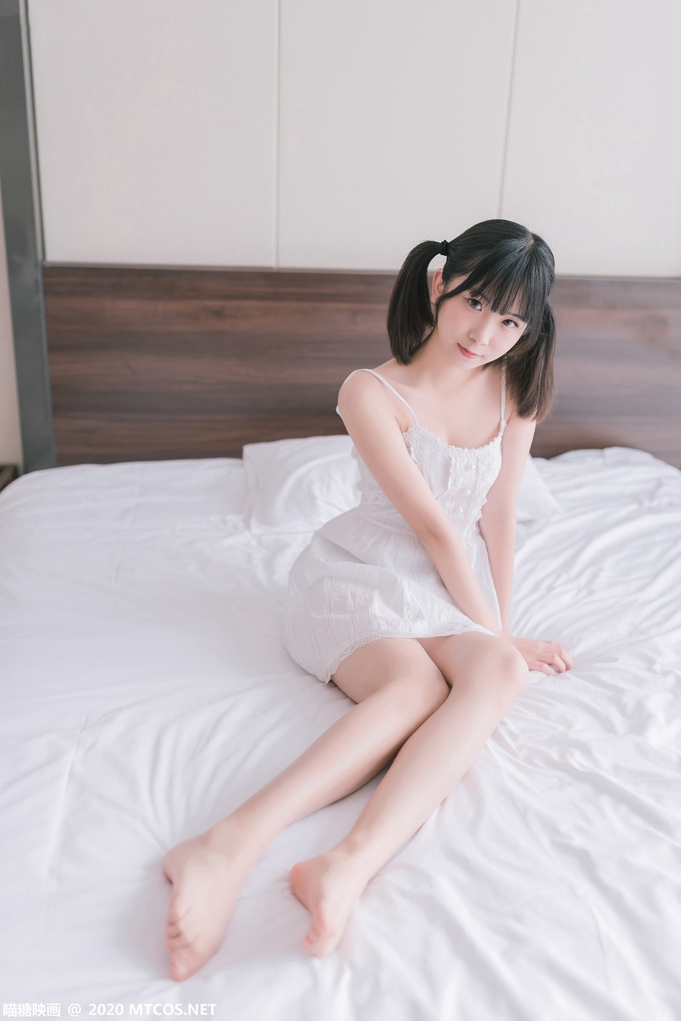 [喵糖映画]Vol.177_白色吊带裙美少女居家沙发上秀白嫩美腿靓丽迷人写真47P