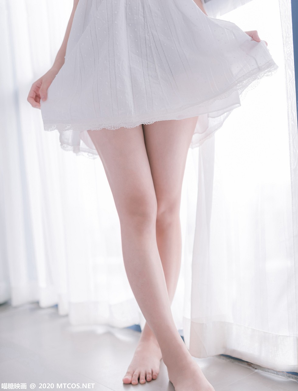 [喵糖映画]Vol.177_白色吊带裙美少女居家沙发上秀白嫩美腿靓丽迷人写真47P