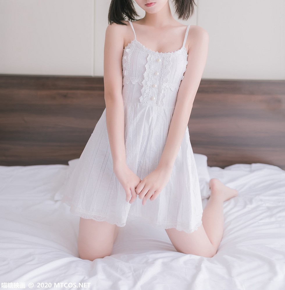 [喵糖映画]Vol.177_白色吊带裙美少女居家沙发上秀白嫩美腿靓丽迷人写真47P