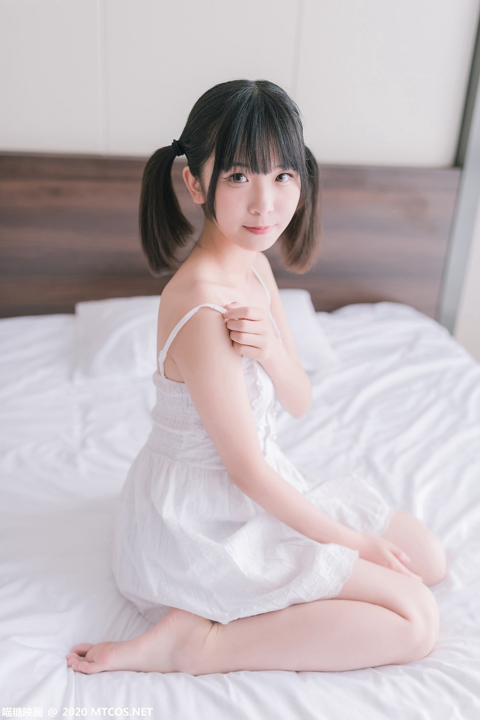 [喵糖映画]Vol.177_白色吊带裙美少女居家沙发上秀白嫩美腿靓丽迷人写真47P