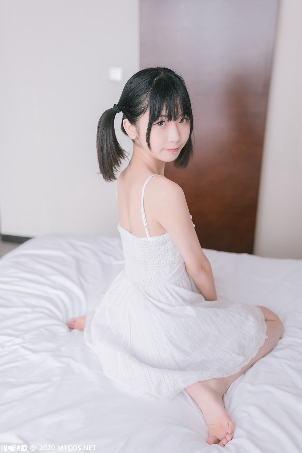 [喵糖映画]Vol.177_白色吊带裙美少女居家沙发上秀白嫩美腿靓丽迷人写真47P