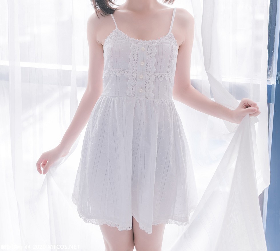 [喵糖映画]Vol.177_白色吊带裙美少女居家沙发上秀白嫩美腿靓丽迷人写真47P