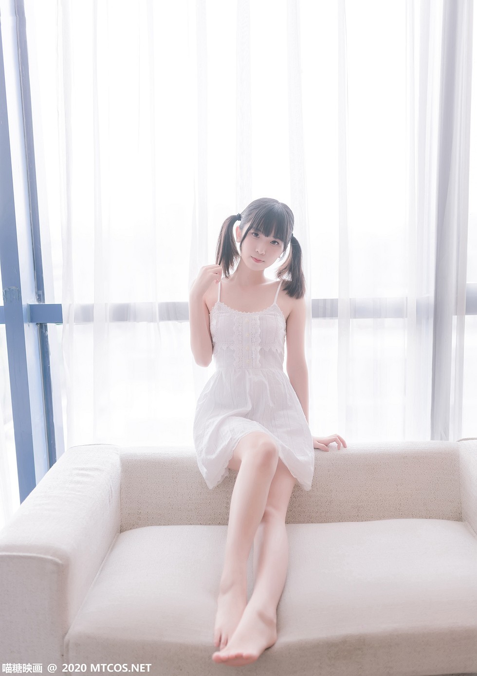 [喵糖映画]Vol.177_白色吊带裙美少女居家沙发上秀白嫩美腿靓丽迷人写真47P