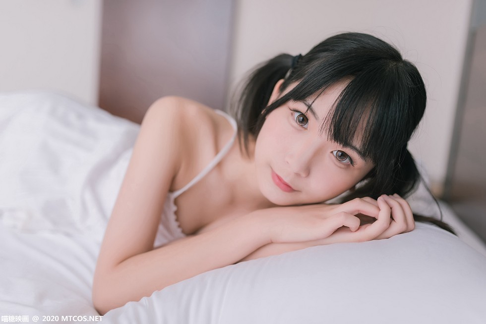 [喵糖映画]Vol.177_白色吊带裙美少女居家沙发上秀白嫩美腿靓丽迷人写真47P