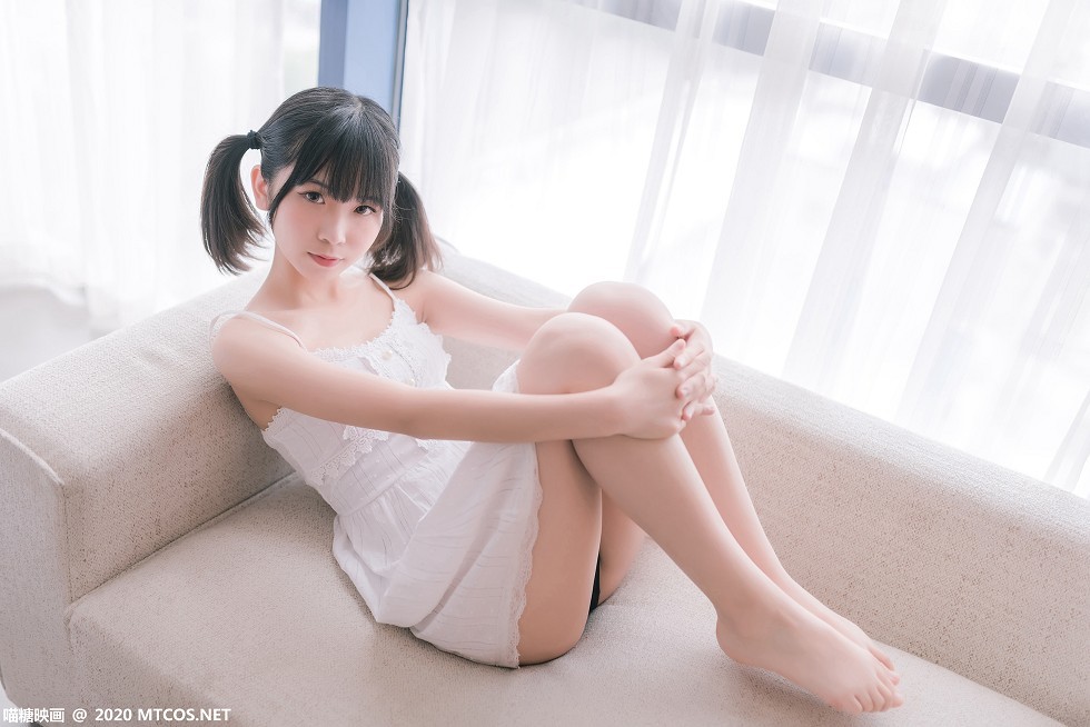 [喵糖映画]Vol.177_白色吊带裙美少女居家沙发上秀白嫩美腿靓丽迷人写真47P
