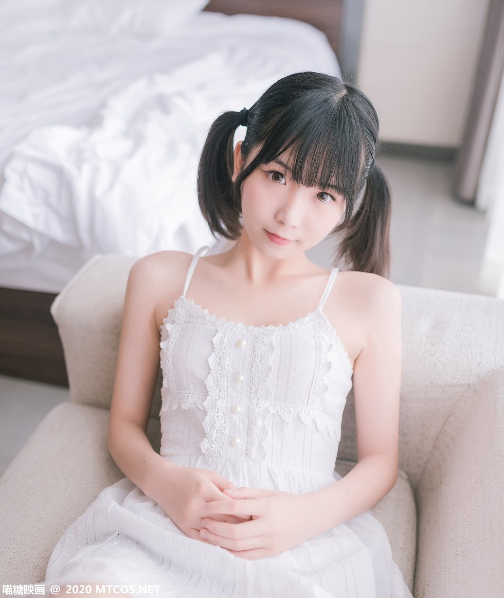 [喵糖映画]Vol.177_白色吊带裙美少女居家沙发上秀白嫩美腿靓丽迷人写真47P