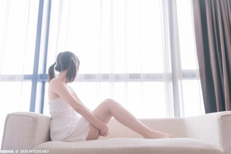 [喵糖映画]Vol.177_白色吊带裙美少女居家沙发上秀白嫩美腿靓丽迷人写真47P