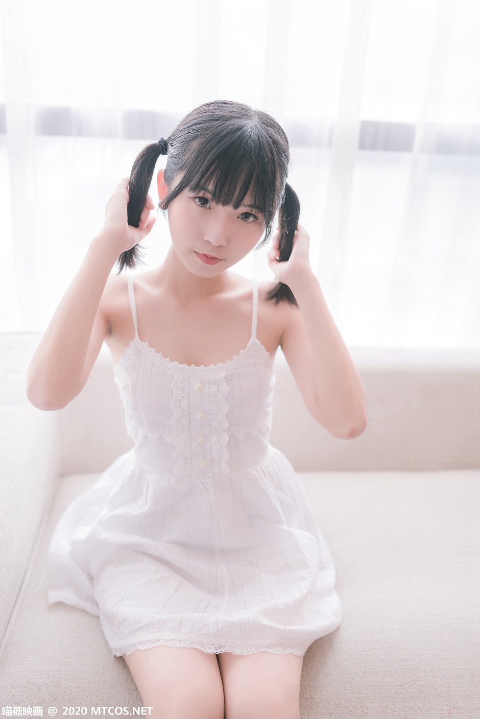 [喵糖映画]Vol.177_白色吊带裙美少女居家沙发上秀白嫩美腿靓丽迷人写真47P