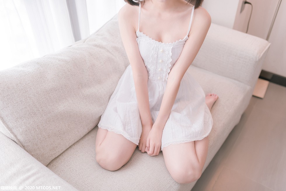 [喵糖映画]Vol.177_白色吊带裙美少女居家沙发上秀白嫩美腿靓丽迷人写真47P
