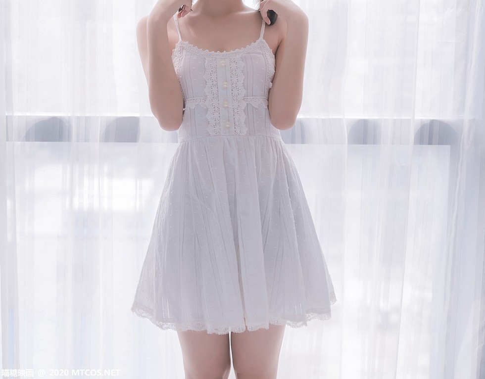 [喵糖映画]Vol.177_白色吊带裙美少女居家沙发上秀白嫩美腿靓丽迷人写真47P