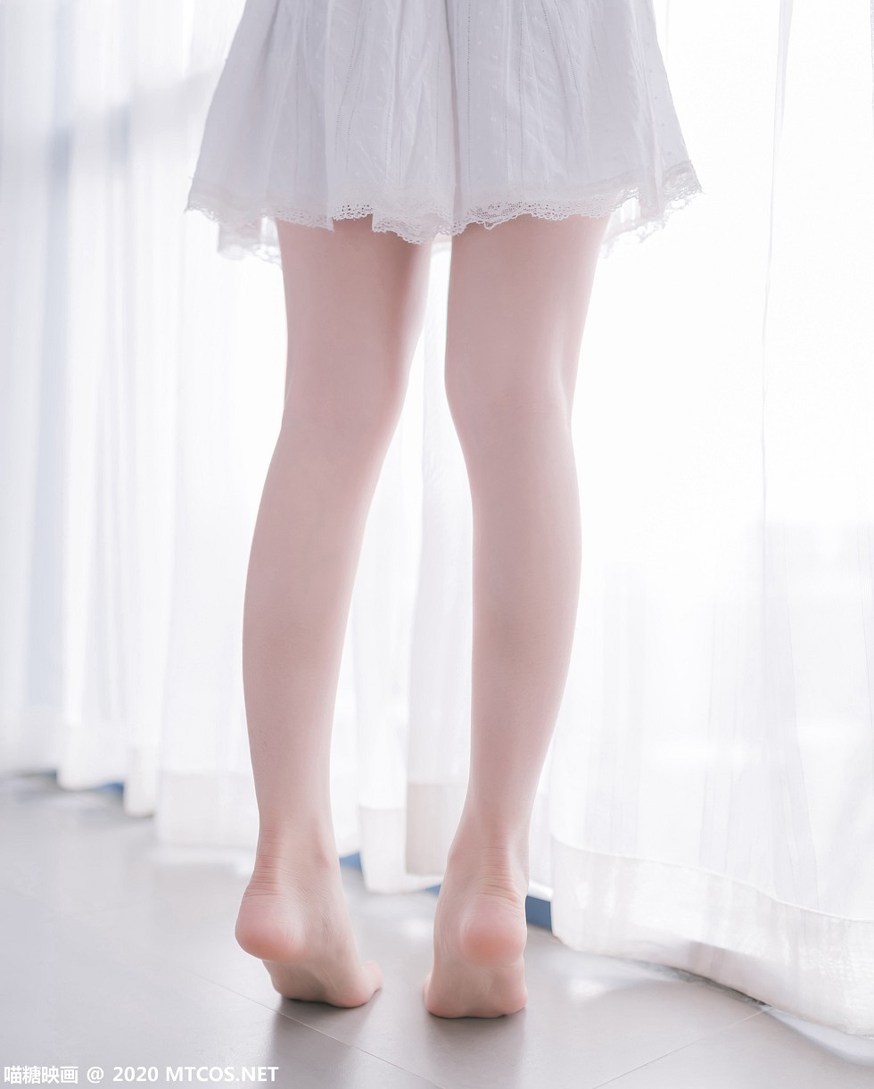 [喵糖映画]Vol.177_白色吊带裙美少女居家沙发上秀白嫩美腿靓丽迷人写真47P