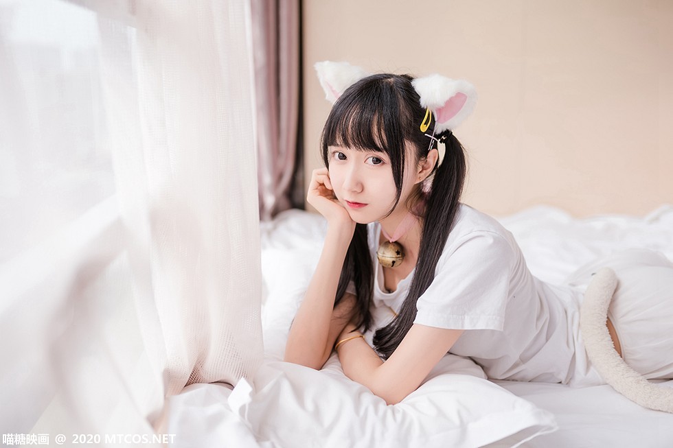 [喵糖映画]Vol.178_白色短袖衫猫系少女私房床上白丝袜秀美腿性感迷人写真51P