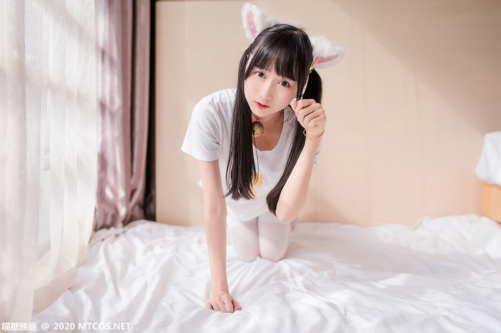 [喵糖映画]Vol.178_白色短袖衫猫系少女私房床上白丝袜秀美腿性感迷人写真51P