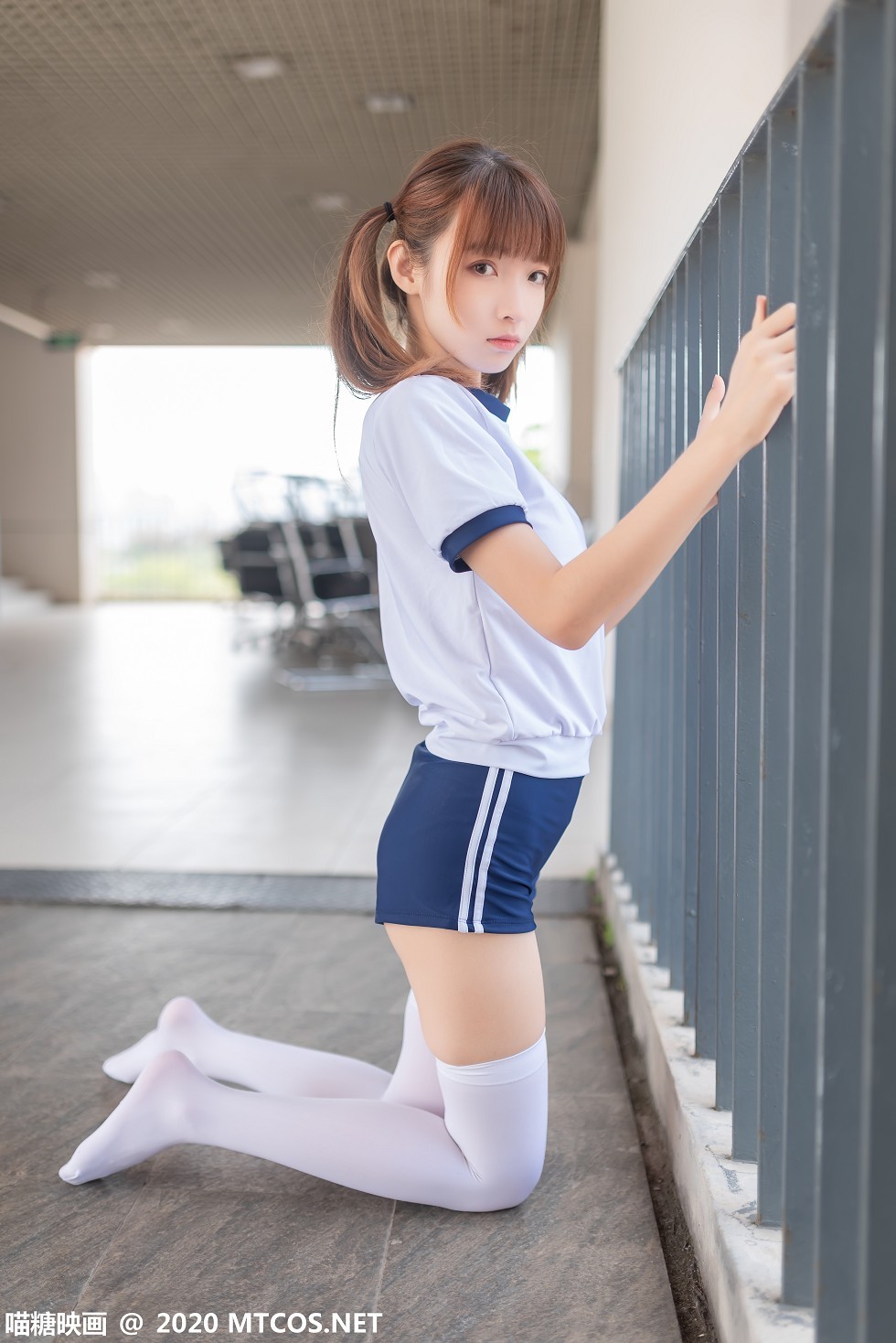 [喵糖映画]Vol.182_白色体操服妹子校园户外性感白丝袜秀美腿迷人写真50P