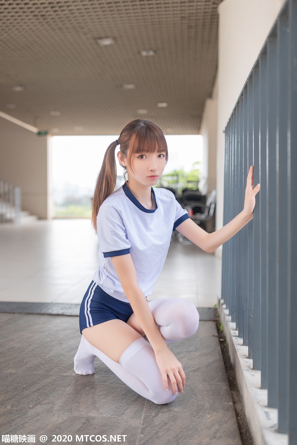 [喵糖映画]Vol.182_白色体操服妹子校园户外性感白丝袜秀美腿迷人写真50P