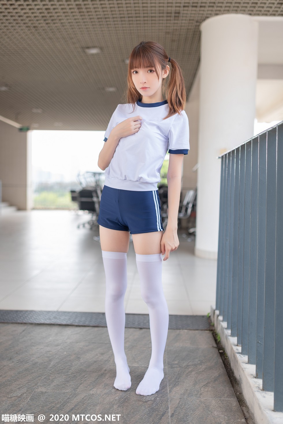 [喵糖映画]Vol.182_白色体操服妹子校园户外性感白丝袜秀美腿迷人写真50P