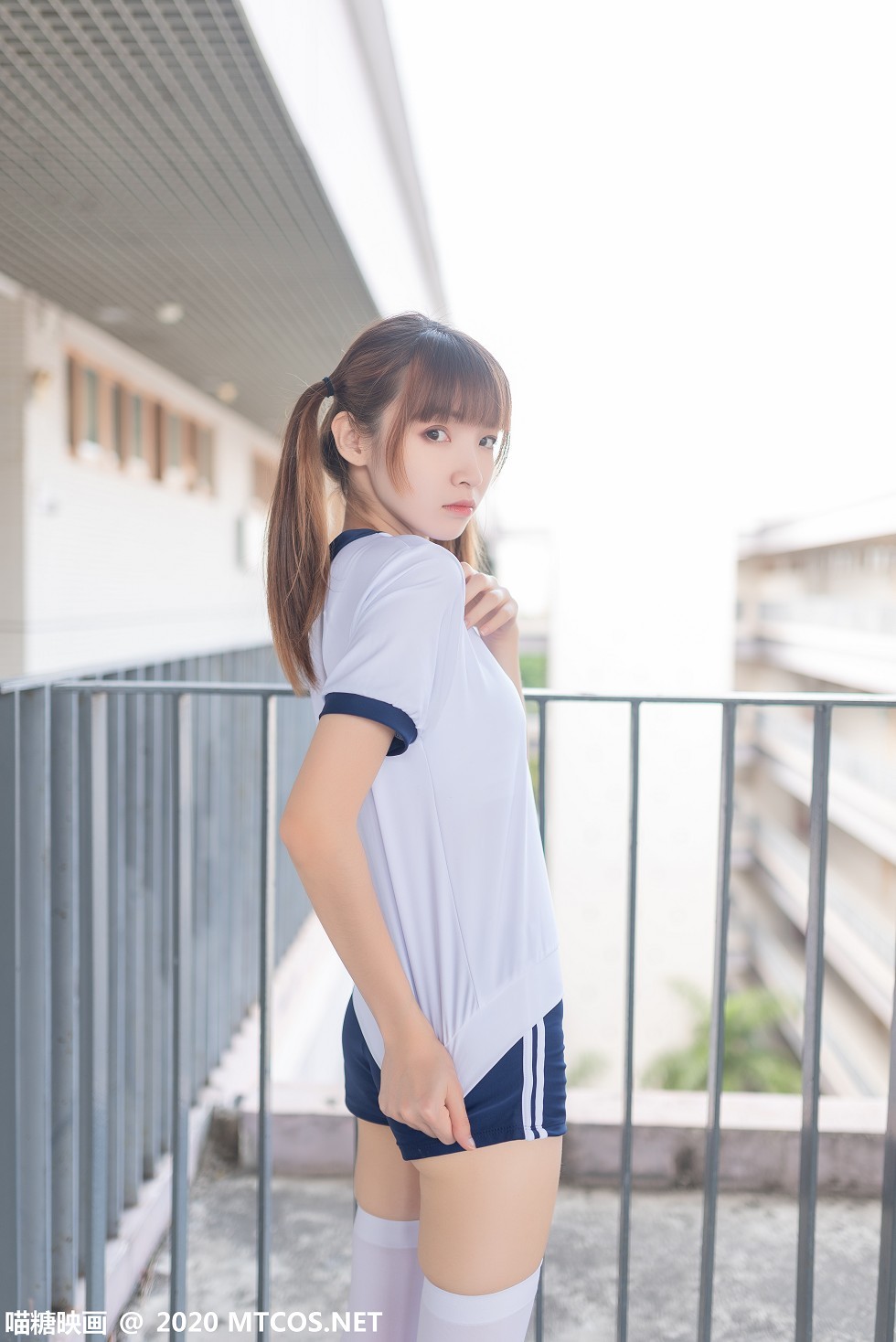 [喵糖映画]Vol.182_白色体操服妹子校园户外性感白丝袜秀美腿迷人写真50P