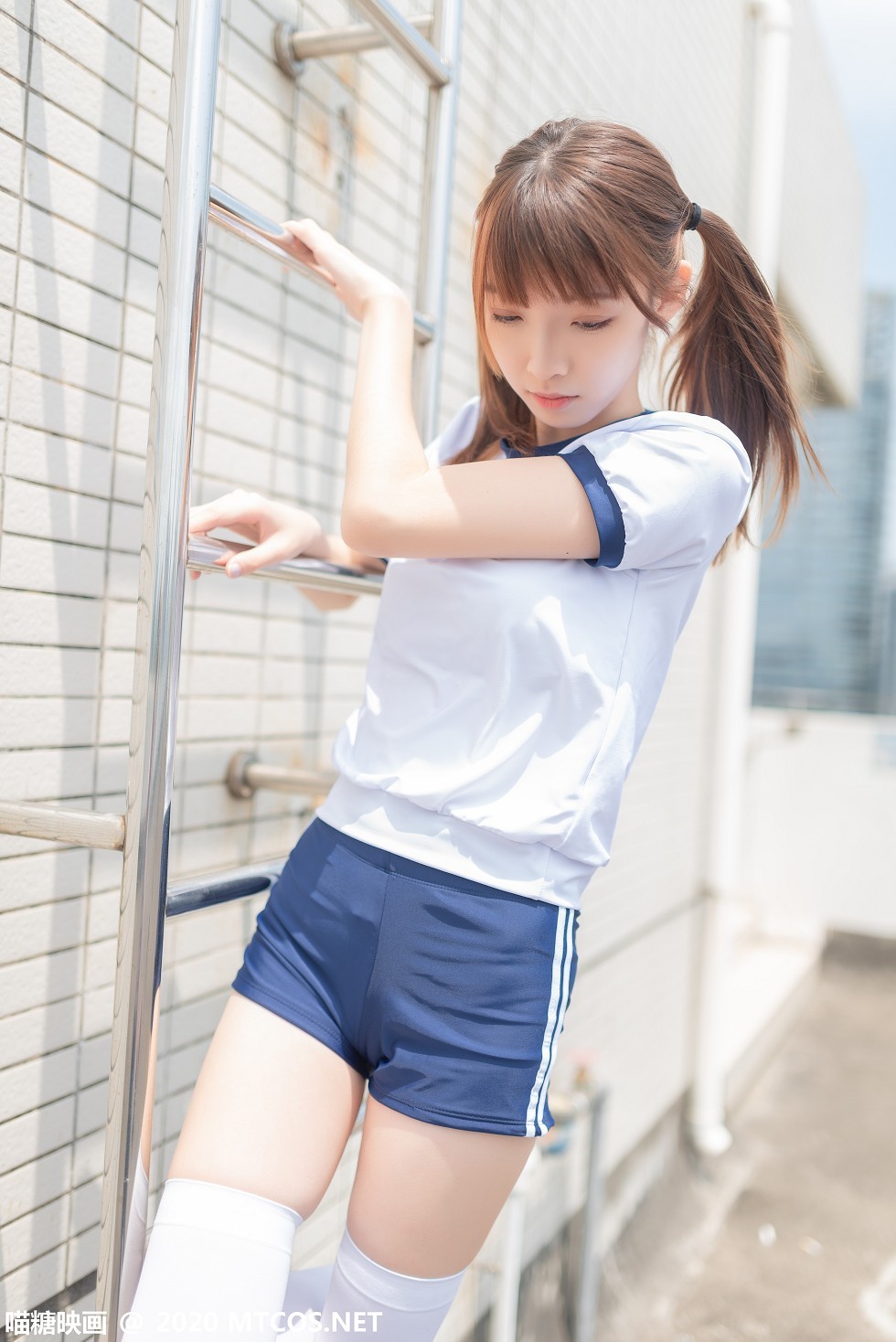 [喵糖映画]Vol.182_白色体操服妹子校园户外性感白丝袜秀美腿迷人写真50P