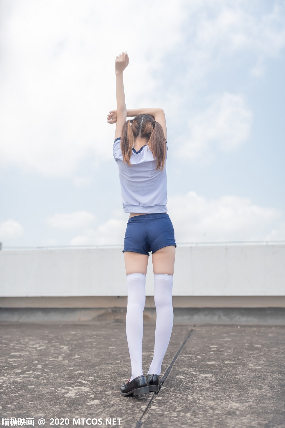 [喵糖映画]Vol.182_白色体操服妹子校园户外性感白丝袜秀美腿迷人写真50P