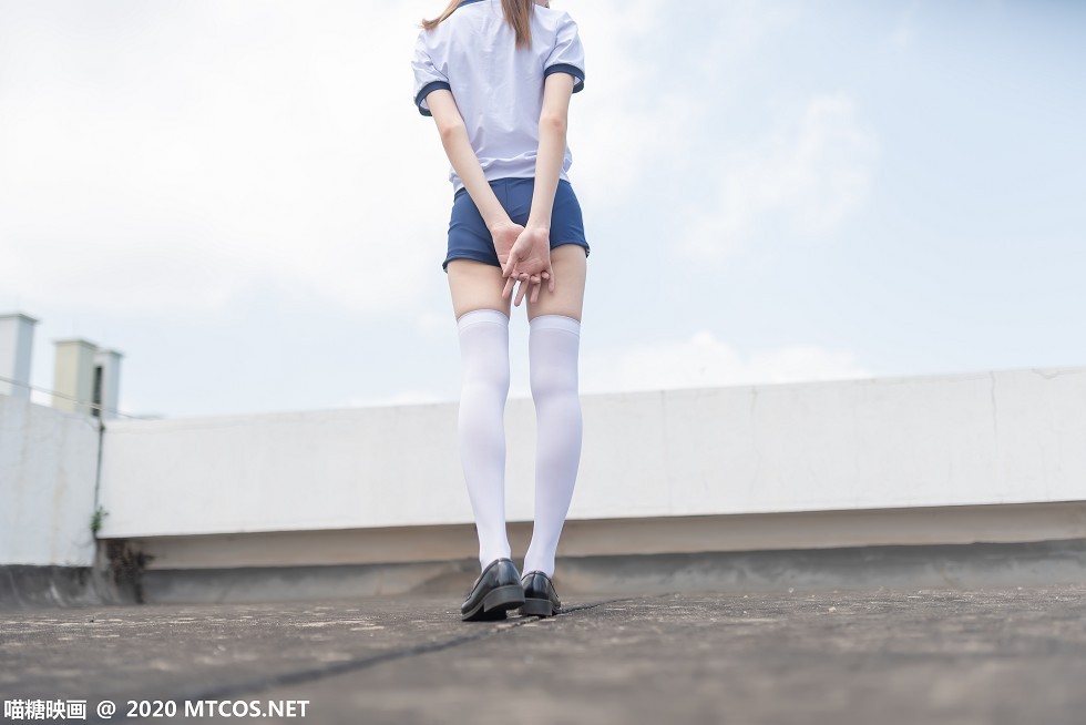[喵糖映画]Vol.182_白色体操服妹子校园户外性感白丝袜秀美腿迷人写真50P