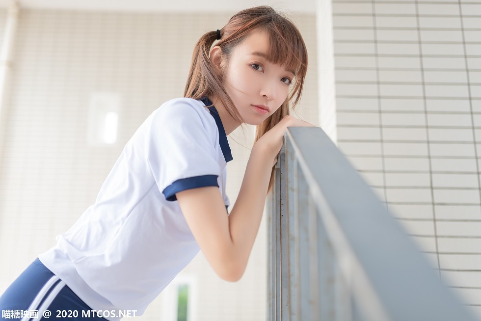 [喵糖映画]Vol.182_白色体操服妹子校园户外性感白丝袜秀美腿迷人写真50P