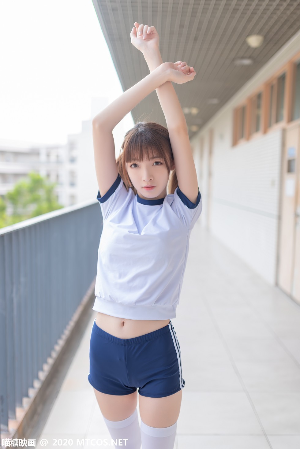 [喵糖映画]Vol.182_白色体操服妹子校园户外性感白丝袜秀美腿迷人写真50P