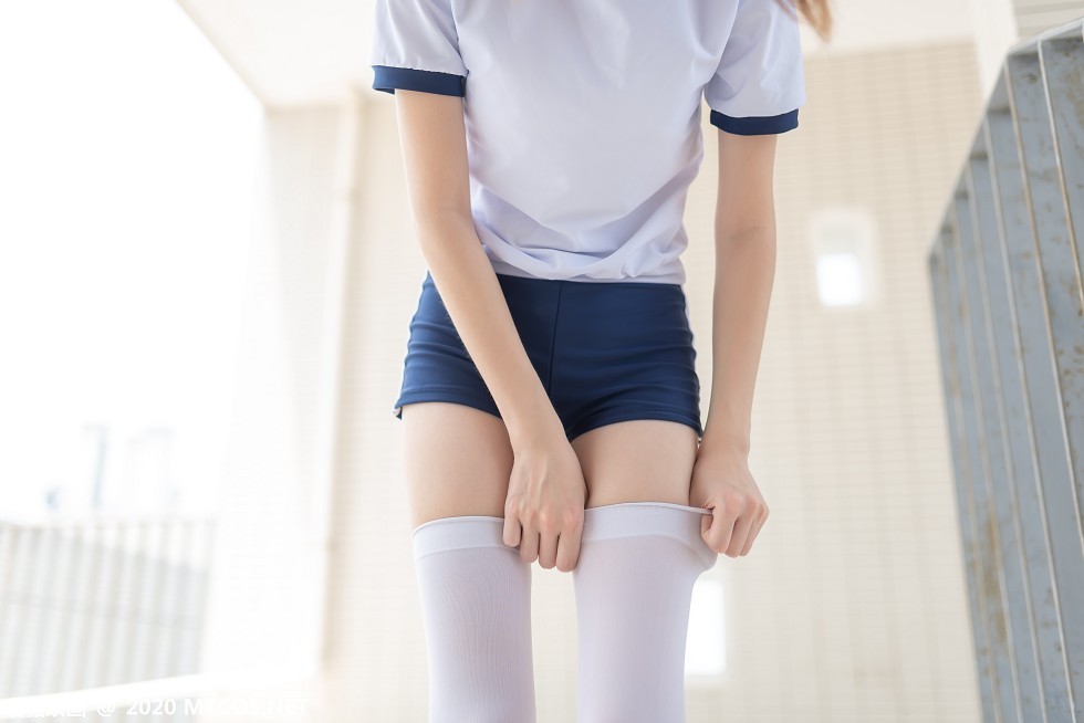 [喵糖映画]Vol.182_白色体操服妹子校园户外性感白丝袜秀美腿迷人写真50P