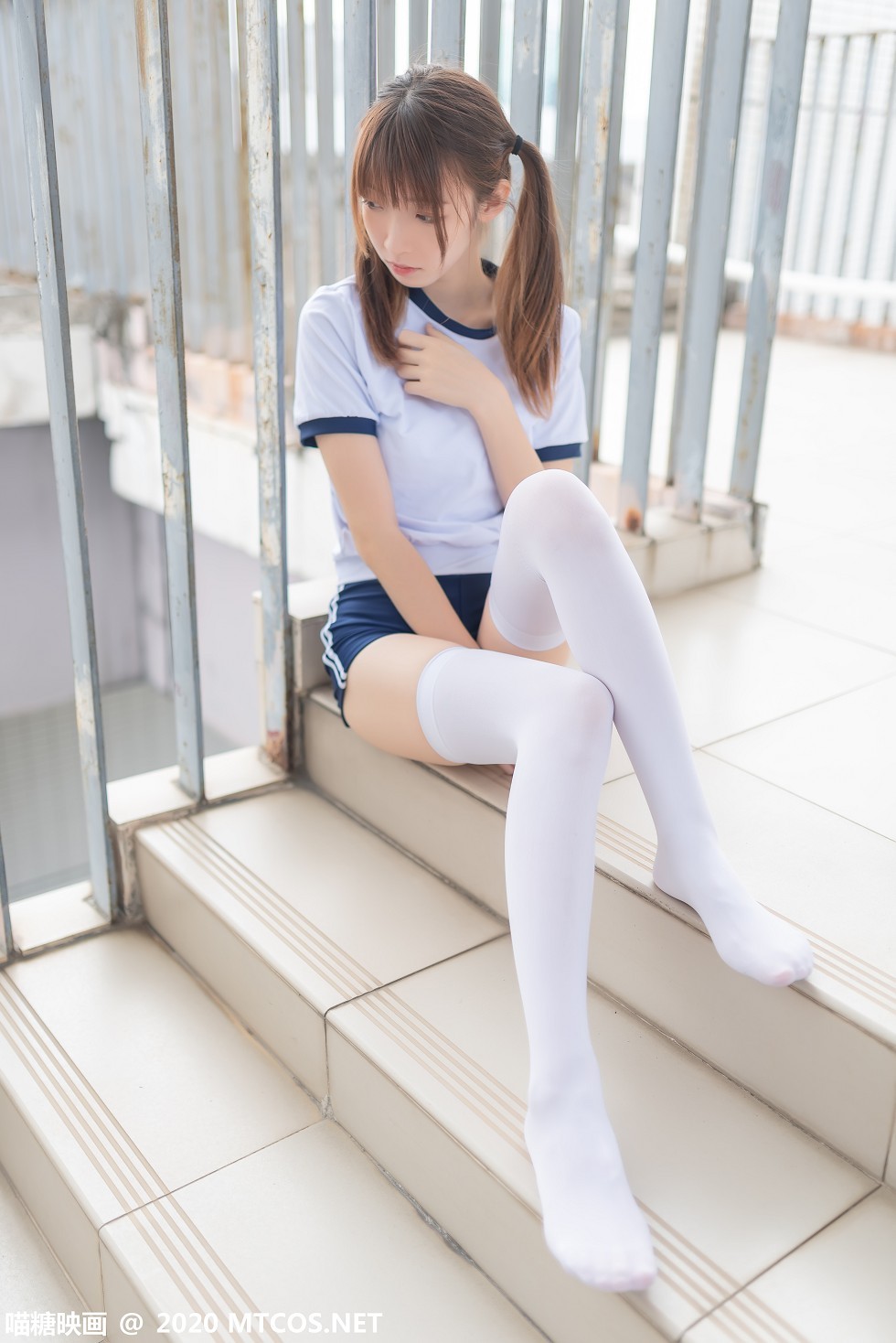 [喵糖映画]Vol.182_白色体操服妹子校园户外性感白丝袜秀美腿迷人写真50P