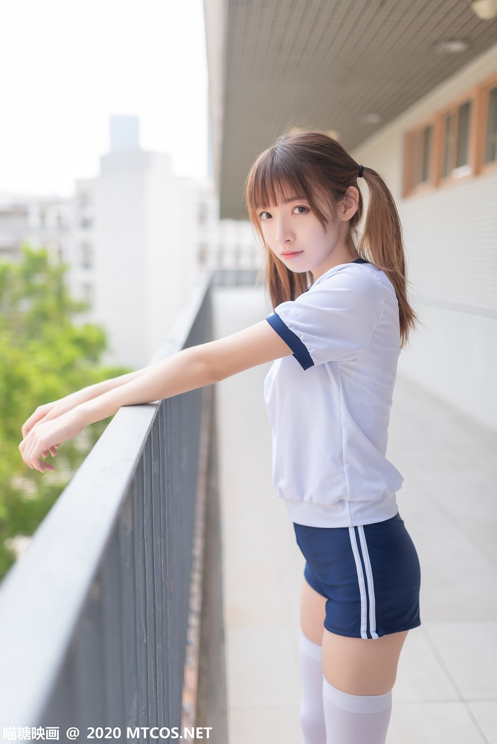 [喵糖映画]Vol.182_白色体操服妹子校园户外性感白丝袜秀美腿迷人写真50P
