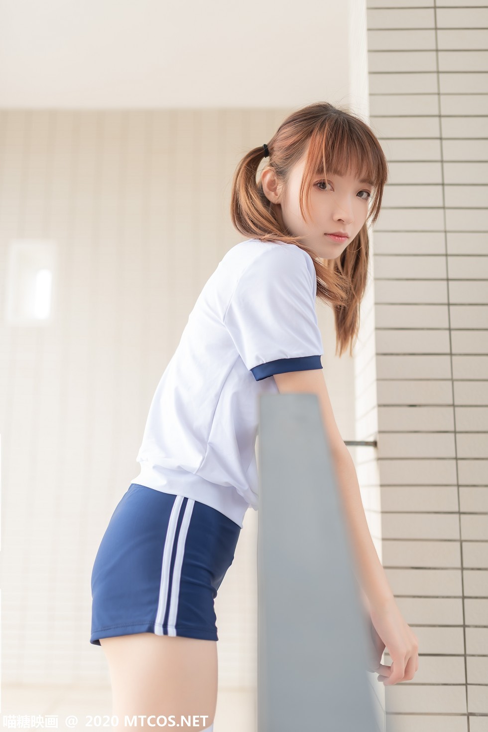 [喵糖映画]Vol.182_白色体操服妹子校园户外性感白丝袜秀美腿迷人写真50P