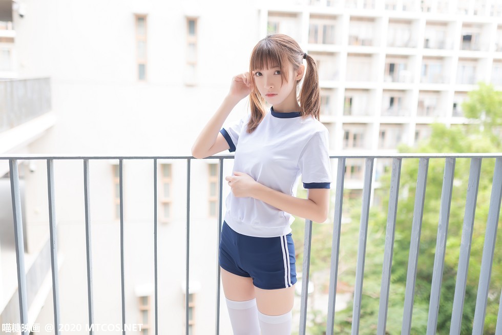 [喵糖映画]Vol.182_白色体操服妹子校园户外性感白丝袜秀美腿迷人写真50P