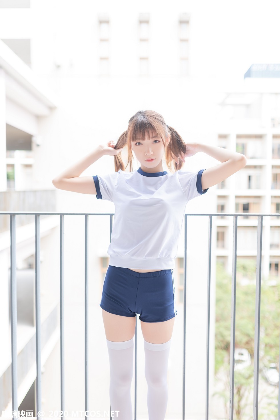 [喵糖映画]Vol.182_白色体操服妹子校园户外性感白丝袜秀美腿迷人写真50P