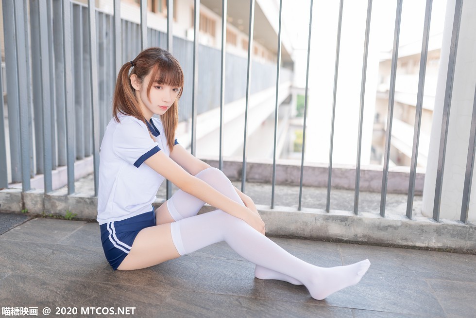 [喵糖映画]Vol.182_白色体操服妹子校园户外性感白丝袜秀美腿迷人写真50P