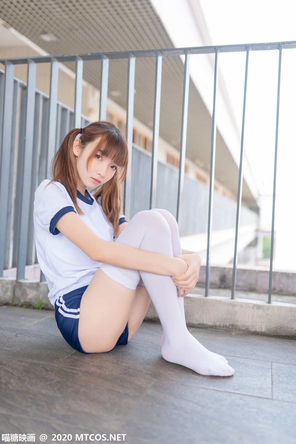 [喵糖映画]Vol.182_白色体操服妹子校园户外性感白丝袜秀美腿迷人写真50P