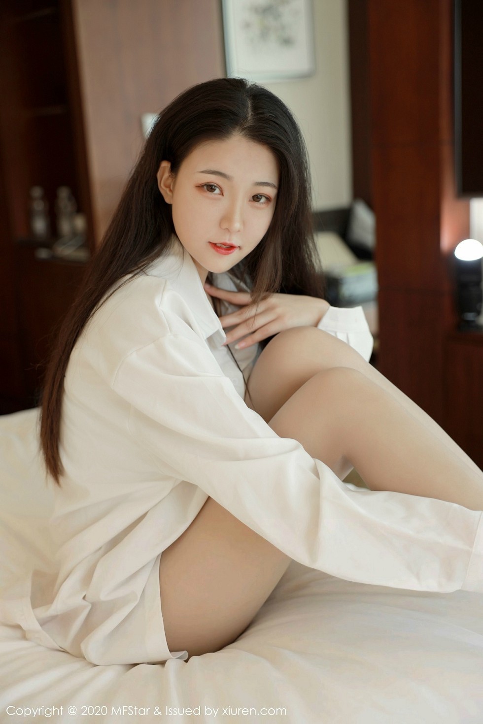 [MFStar模范学院]Vol.321_嫩模Laura张小妮私房白衬衣配无内肉丝裤袜秀翘臀诱惑写真58P